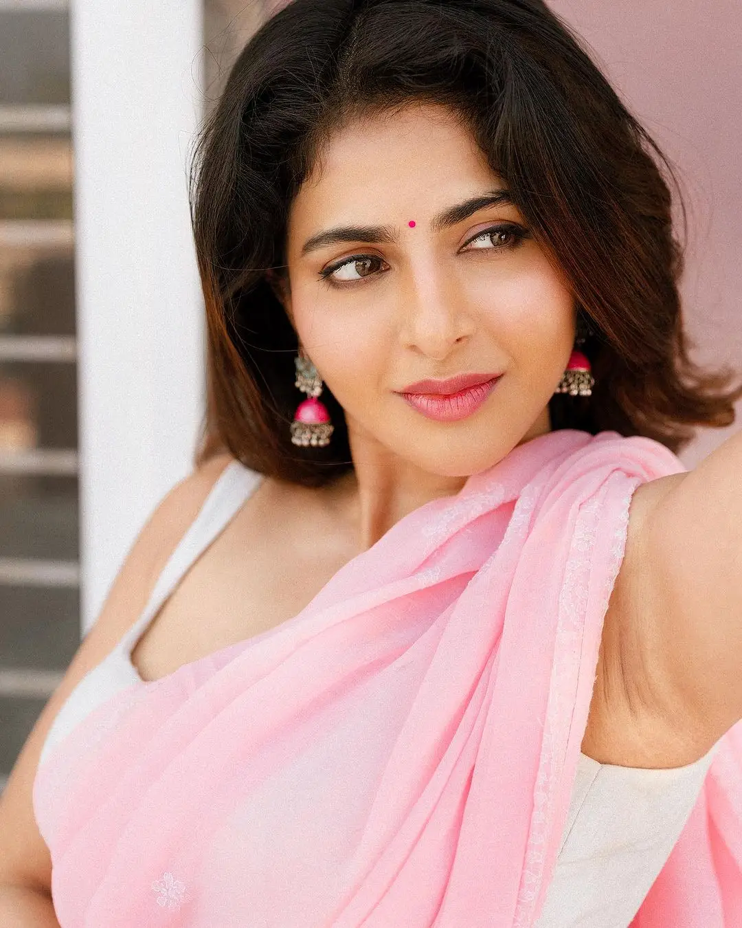 Indian Girl Iswarya Menon In Traditional Pink Saree Sleeveless White Blouse